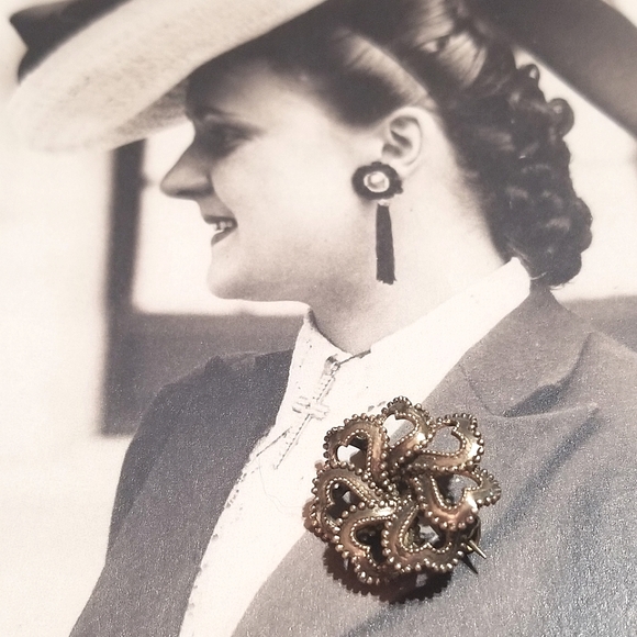 1800s Victorian Etruscan Sterling Hearts Brooch - Picture 5 of 7